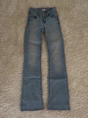 Nelly Jeans - Snygga blåa lågmidjade jeans från Nelly. Storlek 32💕Jeansen har varit uppsydda och har därför en missfärgning längst ner, se närmare på bild 3. Därav priset💕 Annars i väldigt bra skick!