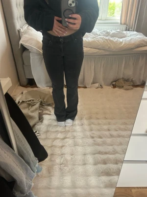 Svarta jeans  - Ett par svarta lågmidjade jeans från lee i storlek W24 L31, är i bra skick  