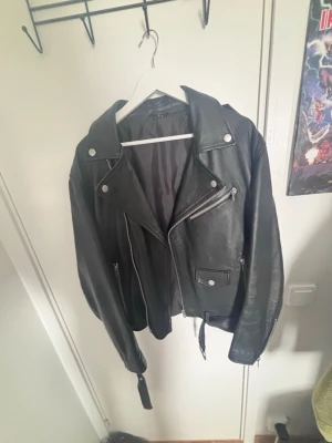 Svart skinnjacka XL - Helt ny oanvänd skinnjacka i 100% äkta läder och i storlek XL. Säljer den för den var för stor på mig. 