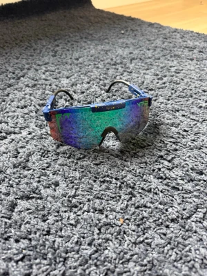 Pit Vipers - Säljer ett par Pit-Viper glasögon i gott skick utan tecken på användning. Dessa är ett alternativ för dig som är trött på den uttjatade rayban stilen och vill vara lite mer unik i sommar eller sticka ut lite mer allmänt. Nypriset ligger på 1299 medans mitt pris är 499. Kom gärna med frågor och funderingar.