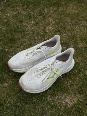 Hoka Mach 6 - Säljer mina älskade Hoka mach 6 då jag köpt nya. Sprungit ca 3 mil i dom. Riktigt bra skick och bästa skorna jag någonsin sprungit, riktig favorit hos mig och hos många andra. Storlek 42 men passar någon med storlek 40/41