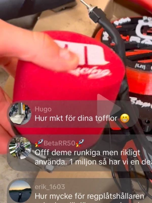 Röda tofflor från Sidi - Säljer ett par röda tofflor från Sidi med vit logga på ovansidan. Tofflorna har en rund och mjuk form, tillverkade i ett skönt textilmaterial som är perfekt att glida runt i hemma. Perfekt för dig som gillar sportiga vibes och vill ha något bekvämt på fötterna.