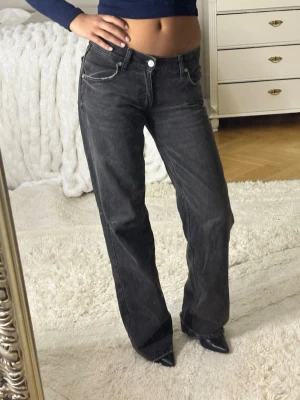 Zara low wide jeans i svart  - Säljer ett par svarta Zara jeans i modellen low wide jeans.