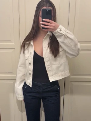 Vit jeansjacka - Bit cropped jeansjacka från Gina i storlek S, använd fåtal gånger.