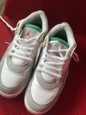 Nike airmax skor - Nike airmax Jordan skor. Använd väldigt få gånger. Snygga nu till sommaren!