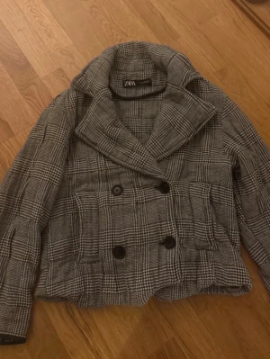 Kort kappa - Jättegullig kappa från zara, fint skick🥰