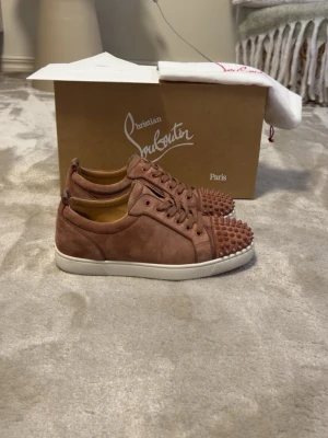 Christian louboutin skor - Säljer ett Par Christian Louboutin skor i  Fint skick Skick: 9,5/10🧮  Inkluderat: allt og ingår!♦️  Pris: 4300kr ej hugget i sten🎗️ Storlek: 42♣️  passar 43 Snabbaffär = priset sänks-SERIÖSA BUD🔓