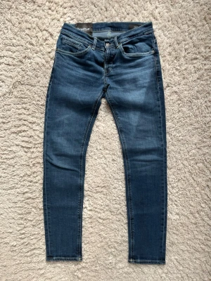 Blå Dondup George jeans - Blå Dondup George jeans i grymt skick Ett litet diskret hål vid höger bakficka och ett framtill som inte syns eller märks Hör av er vid frågor!🤩