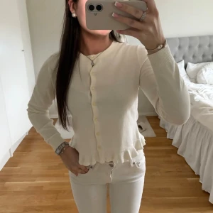 Ralph Lauren kofta  - Helt ny kofta från Ralph Lauren i storlek 16år (passar xs)Långärmad modell i mjukt material. Enkel och stilren design med synligt märke och volang. 🤍