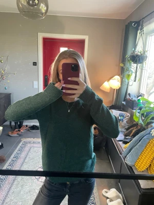 Mörkgrön stickad tröja - Mysig mörkgrön stickad tröja med rund hals och långa ärmar. Knappt använd super fin. Skriv om ni har några frågor💕