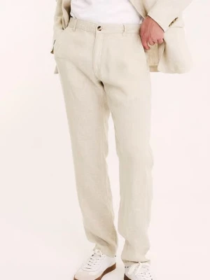 Beiga linnebyxor med rak passform - Säljer ett par stilrena beiga linnebyxor med rak passform och klassisk midja. Byxorna har bälteshällor, knappgylf och sidofickor. Perfekta för varma dagar.