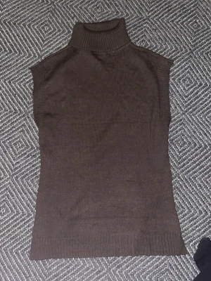 Brun stickad polotröja  - Säljer en brun stickad polotröja från bubbleroom i storlek xs/s.