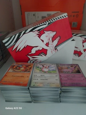 Stor samling Pokémonkort med box - Säljer en stor samling Pokémonkort med blandade motiv, inklusive Wigglytuff och Espeon. Medföljer en röd och vit samlarbox med Reshiram-illustration. Perfekt för dig som gillar Pokémon och vill utöka din samling.