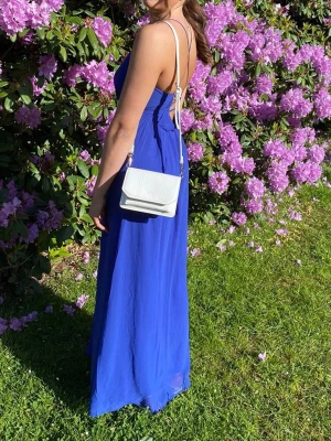 Balklänning - Jättefin blå balklänning från Nelly, med öppen rygg och snörning där bak. Endast använd en gång på en skolmiddag 