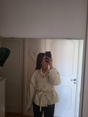 Beige jeansjacka med knytskärp - Snygg beige jeansjacka från Bershka med knytskärp i midjan. 