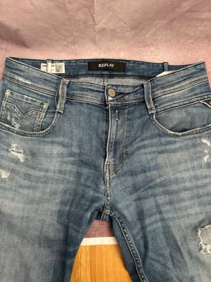 Replay anbass jeans med slitningar  - Mycket fint skick | Size 30/32 | fraktar inom 24 timmar | för att köpa klicka ”köp nu” | vid frågor eller funderingar är det bara att skicka ett meddelande | följare får bättre rabatter🙌