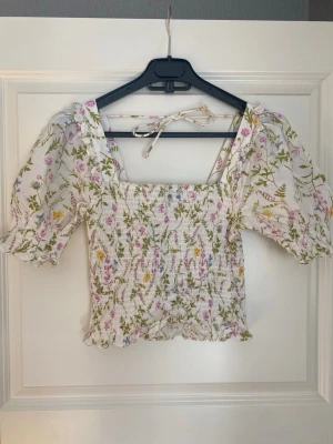 Blommig topp med puffärm - Supersöt blommig topp med puffärmar i nästan helt nytt skick🤍
