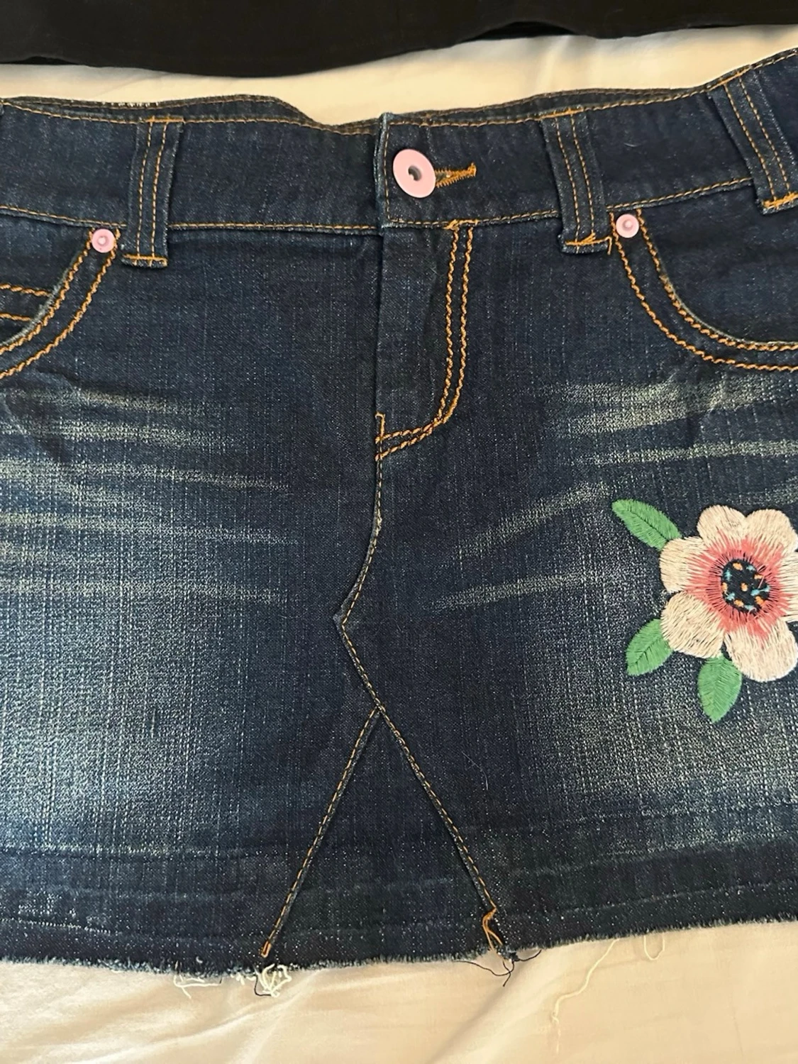 Blå jeanskjol med broderad blomma - 1