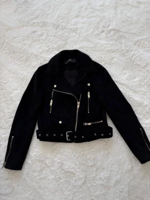 Ny Zara jacka - Snygg svart bikerjacka från Zara med silvriga detaljer i storlek XS. Jackan är superfin och i nyskick!