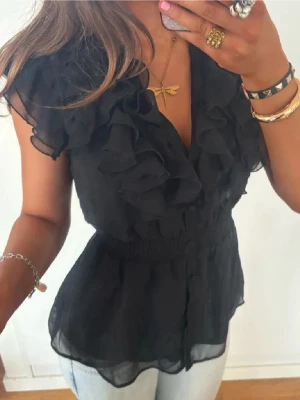 Svart volangtopp  - Så fin svart vringad volangtopp! M passar även s. Jag är 168 och det är mina bilder, köp via köp nu direkt eller Swish, kvar tills markerad som såld 💖 