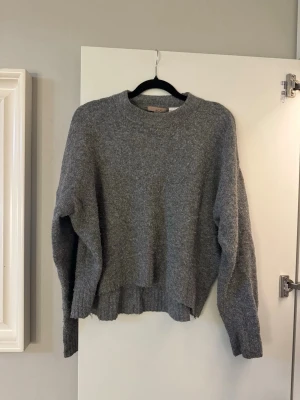Grå stickad tröja - Mysig grå stickad tröja med rund halsringning. Perfekt för lager på lager under kyliga dagar. 💛