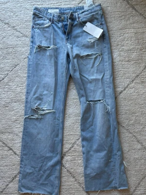 Zara baggy jeans med hål - Baggy jeans med hål från Zara, helt nya💗Storlek 38. Midjemått 40, Innerbenslängd 83