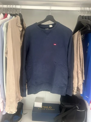 Levi’s sweatshirt - Levi’s sweatshirt  Snygg och enkel sweatshirt som passar till allt Bekväm och bra kvalitet  Bra skick ✅ Storlek: [S]  Mått 📏 Bröst (armhåla till armhåla): [51 cm] Längd: [67cm]  ⚡ Snabb frakt ⚡  DM för frågor eller fler bilder 📸