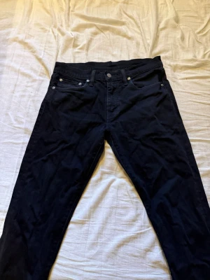 Svarta Levi's 511  Jeans - Klassiska svarta Levis 511 jeans. Storlek 31 i midjan, längd 34 