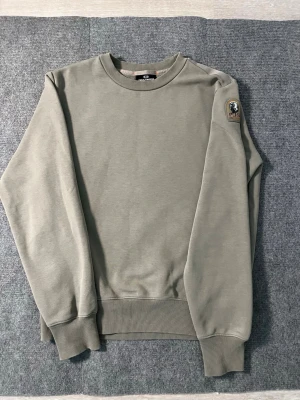 Parajumpers Sweatshirt – Size M - Selling this clean and stylish Parajumpers sweatshirt in excellent condition ✨ It has been worn only a few times, so it’s still very clean, well‑kept, and looks great. The item is 100% authentic, with the original sleeve patch.  Size: M Color: Light Grey 🤍  Measurements:  Length: 65 cm Width (pit to pit): 54 cm  I will ship it immediately after purchase 📦💨