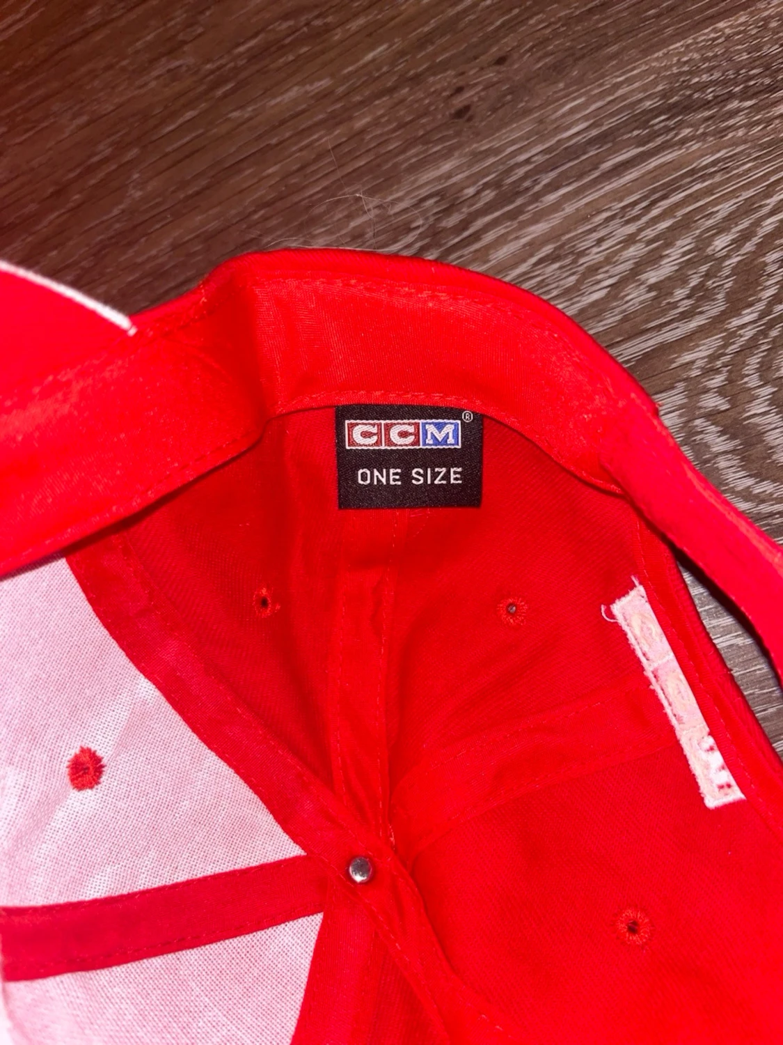 Röd keps från CCM med Vector-logga - 1