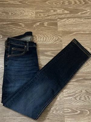 Mörkblå skinny jeans från Lee  - Originalpris - 1199 kr                                                  Helt ny! Skriv vid funderingar.                                    W30 L32