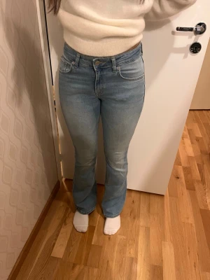 Bootcut jeans strl XS - -Bootcut jeans strl XS från Lager 157.  - Low boot  - Längd: short (modell på bild är 160 cm lång)   Mycket fint skick, använda fåtal gånger.