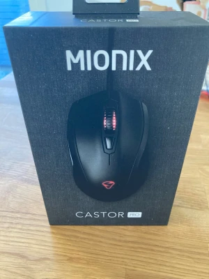 Castor Pro Gamingmus (Orgfrp. Nyskick) - Säljer en grym gamingmus från svenska Mionix kända för sin kvalitet. Ser oanvänd ut och fås i originalförpackning med alla tillbehör. Ergonomiskt Handgrepp, 400 IPS Pixart-sensor PMW-3370, Mekaniska Switchar från Kailh & 6 Programmerbara knappar - Premium Gamingmus för Högerhänta Spelare. - 19000 DPI optisk sensor med 400 IPS (PMW-3370) - Banbrytande mekaniska switchar från Kailh med 80m klick. - Anpassningsbara inställningar och profiler i programvara. - 6 Programmerbara knappar Utpräglad scrol