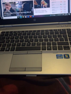 HP bärbar dator med Intel Core i5 - Säljer en HP laptop i silver med svart tangentbord. Datorn har Intel Core i5-processor och kör Windows 7. Chassit är i metall och har en klassisk, stilren design. Perfekt för studier eller surf. Skärmen har en snygg färgåtergivning och tangentbordet är svenskt.