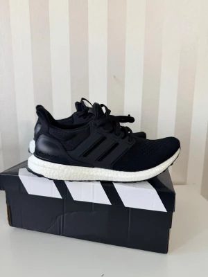 Adidas Ultraboost 1.0 Storlek 42 - Helt ny och oanvänd. Gärna skriv till oss för mer info