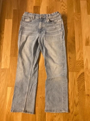 Ljusblå raka jeans - Säljer ett par blåa GANT jeans i strl 146/152. Bra skick!