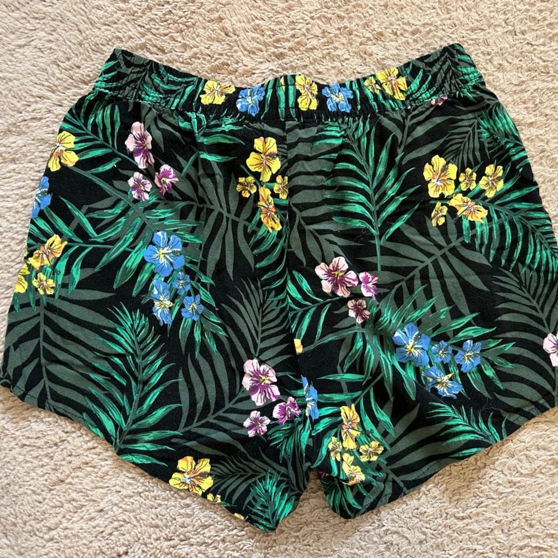 Svarta shorts med blommigt mönster - 3