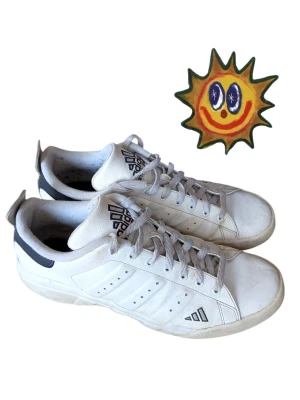 Adidas sneakers skater y2k - Vintage adidas skor, fint skick 💥 Passar 44-45, rekommenderar!! Hojta för frågor och bud 🙏
