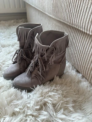 Gråa cowboy boots med fransar - Helt nya skor, storlek 38. Köpta second hand🤗