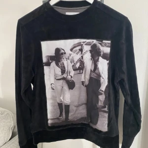 Limitato tröja - Snygg svart tröja från Limitato med ett stort svartvitt tryck på framsidan. Världigt fint skick på tröjan och den är tvättat och rollad så inget dam finns kvar på dem. Priset gör att diskuteras självklart vill bara bli av med den!!!