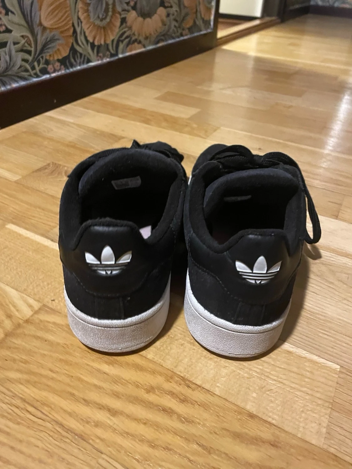 Svarta/rosa Adidas sneakers med vit sula - 1