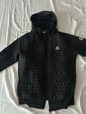 Svart quiltad jacka från Moncler - Jackan är snygg men är lite smutsig så en tvätt kan behövas men inget som inte kan gå bort eller sånt. Samt så har dragkedjan gått sönder men kan enkelt lagas
