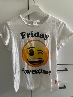 Emoji t- shirt - Snygg emoji T-shirt i storlek 170. Perfekt till sommaren! I fin skick! Skriv privat för mer bilder/information.🫶🏼