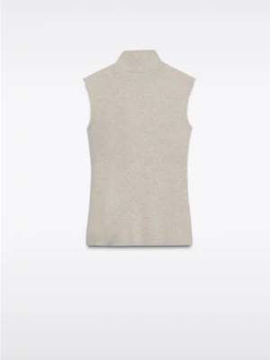 Beige ärmlös polotröja Zara - Snygg beige ärmlös polotröja från Zara i mjukt stickat material.Man knyter där bak.Perfekt att styla över en skjorta eller bära som den är för en clean look. Polokrage och rak passform ger en modern vibe.Prislappen är på