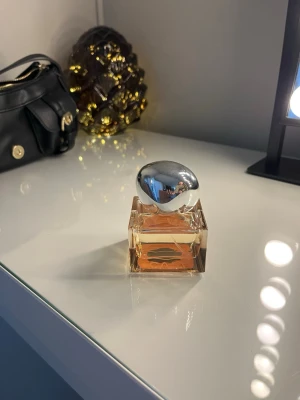 CAIA Notes of Love parfym - Säljer en exklusiv parfym från CAIA, Notes of Love. Perfekt för dig som vill ha en elegant och modern doftflaska på hyllan. Den har noter av Mandarin, karamell, aprikos, jasmin, musk, glass och vanilj. 50ml och den är endast test sprayad så 99,9% kvar.