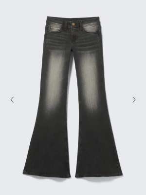 Svarta bootcut jeans  - Säljer ett par svarta lowwaist bootcut jeans från Cheap monday i storlek 30/34