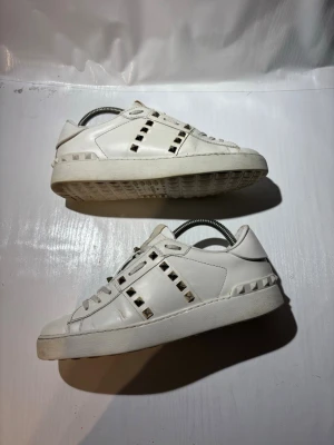 Valentino skor - Hej! Säljer nu mina skor från märket Valentino, storlek 39.5 bra skick, allt på bilden ingår. Tveka inte på att höra av dig om du har frågor eller funderingar kring skorna! 