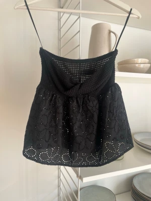 Svart broderad linnetopp - Söt svart topp, tyvärr för liten för mig och därav inte använd💕