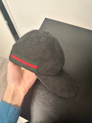 Gucci keps svart - Äkta Gucci keps storlek S, haft den i typ 3 år o tröttnat på den. De finns många fakes här men om du kan om Gucci kepsar du kmr märka skillnaden 