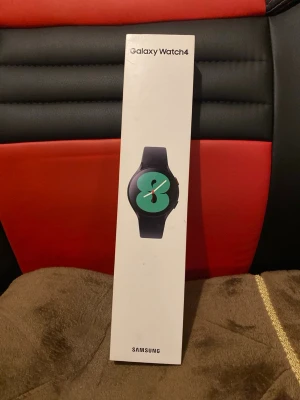 Samsung Galaxy Watch4 svart smartklocka - Samsung Galaxy Watch 4 säljes i mycket fint skick, nästan som ny. Klockan är knappt använd och fungerar perfekt utan några problem.  Originalbox, laddare och allt som följde med vid köp ingår. Perfekt för träning, hälsa och vardagsanvändning.  Säljes då den inte används.  Pris: 850 kr (kan diskuteras vid snabb affär). OBS: Kan även hämtas upp om du bor nära Hässleholm eller Kristianstad